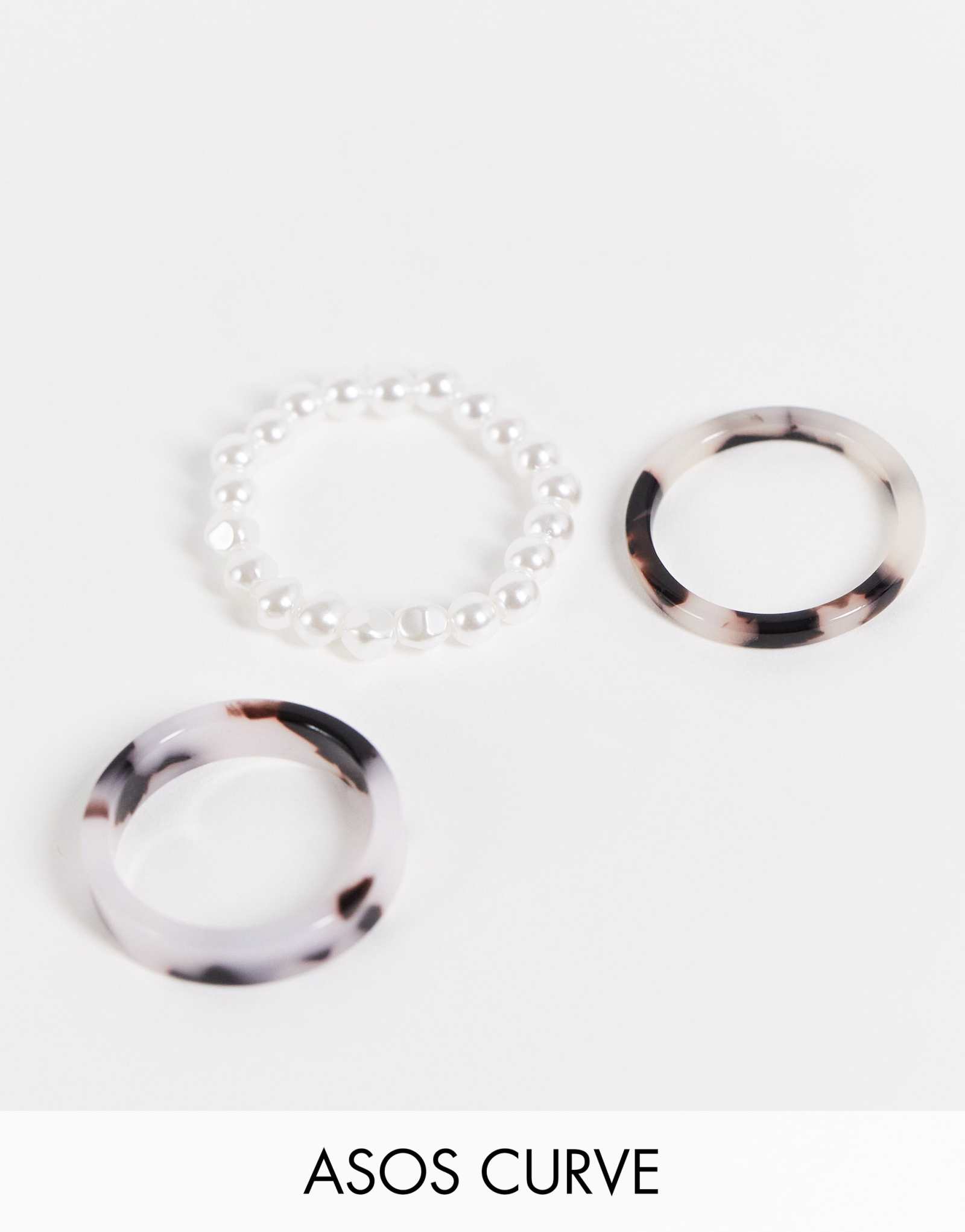 ASOS DESIGN Curve - набор из 3 колец со стрейчевым жемчугом и пластиковым кольцом tort