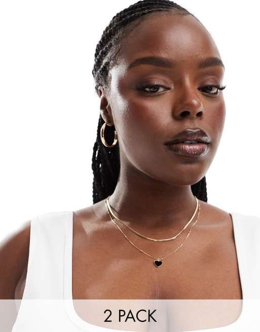 ASOS DESIGN Curve - Pakke med 2 guldfarvede halskæder med hjertevedhæng i sort emalje