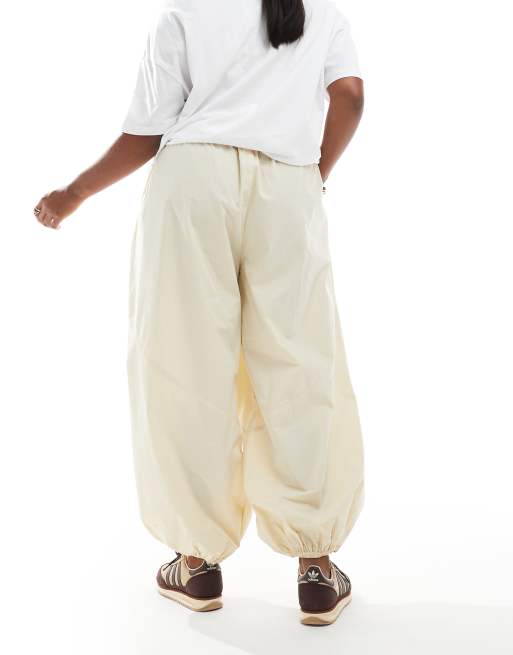 ASOS DESIGN Curve - Pantalon à enfiler en popeline lavée avec empiècements style utilitaire - Beurre, 2 de 5