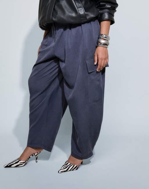 ASOS DESIGN Curve - Pantalon cargo bouffant en tissu doux avec ceinture - Bleu marine, 2 de 9