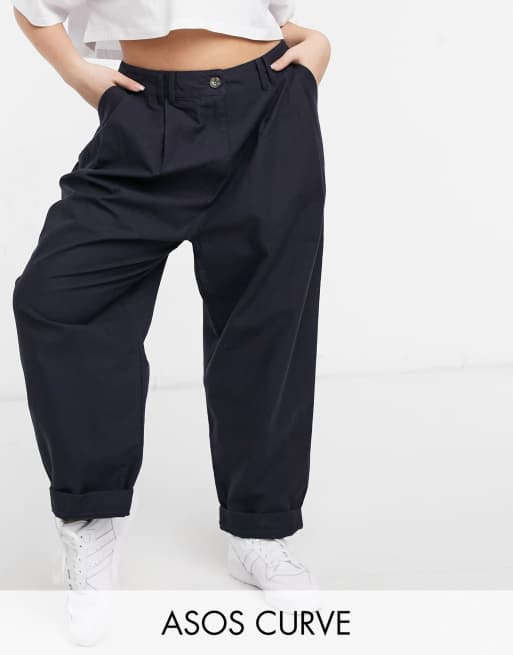 ASOS DESIGN Curve - Pantalon coupe carotte ovoïde plissé à l'avant - Bleu marine