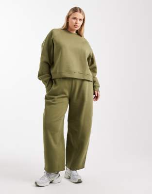 ASOS DESIGN Curve - Pantalon de jogging ample à envers brossé - Kaki-Vert