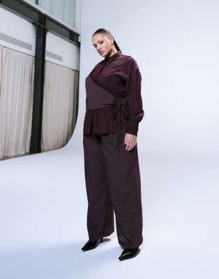 ASOS DESIGN Curve - Pantalon d'ensemble coupe masculine à rayures irrégulières - Prune-Rouge 54
