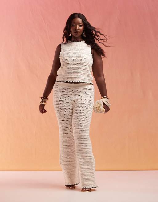 ASOS DESIGN Curve - Pantalon d'ensemble évasé en maille ajourée à liserés - Crème