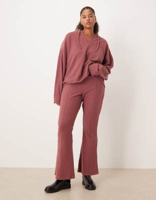 ASOS DESIGN - Curve - Pantalon évasé ultra-doux à plis nervurés - Rose foncé-Brown