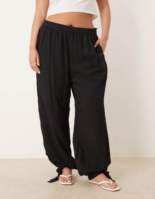 ASOS DESIGN Curve - Pantalon fluide texturé à rayures resserré aux chevilles - Noir, 2 de 5