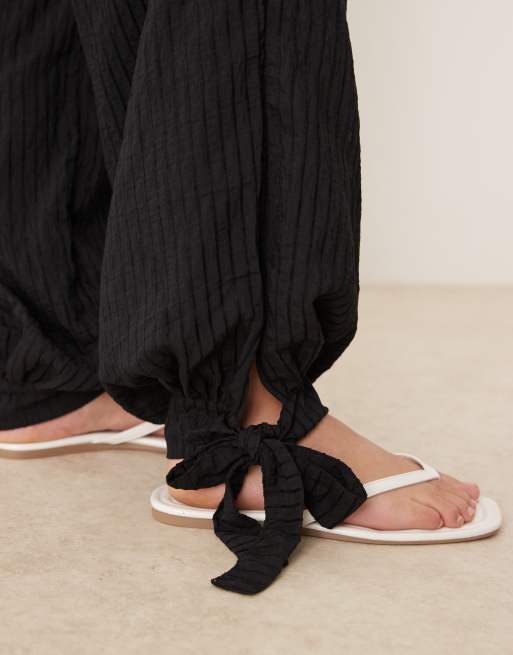 ASOS DESIGN Curve - Pantalon fluide texturé à rayures resserré aux chevilles - Noir, 3 de 5