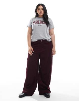ASOS DESIGN Curve - Pantalon large en velours côtelé à rayures fines - Bordeaux-Rouge 48