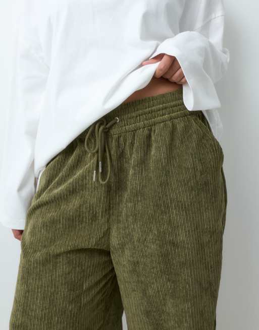 ASOS DESIGN Curve pantalon large en velours côtelé à taille élastiquée, kaki foncé, 2 de 5