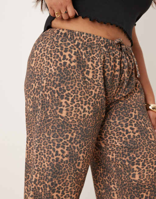 ASOS DESIGN Curve - Pantalon large gaufré à imprimé léopard, 5 de 5