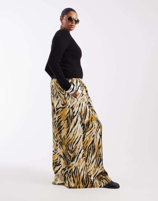 ASOS DESIGN Curve - pantalón palazzo de satén con estampado de tigre, 2 de 5