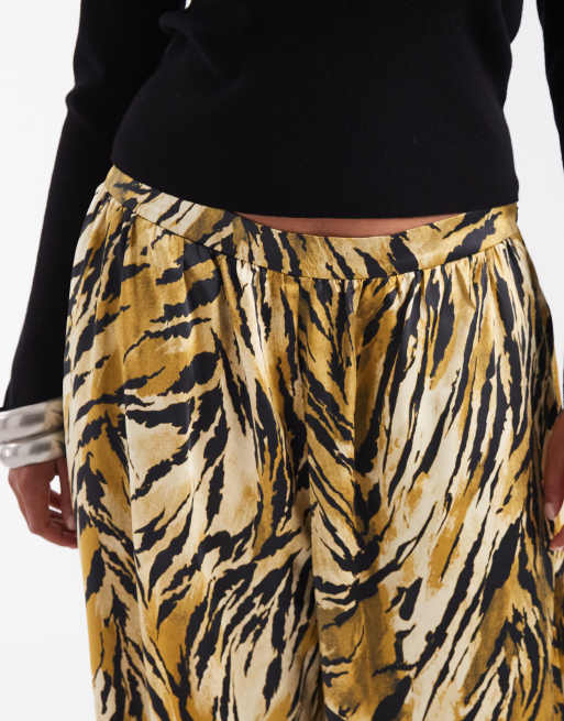 ASOS DESIGN Curve - pantalón palazzo de satén con estampado de tigre, 4 de 5