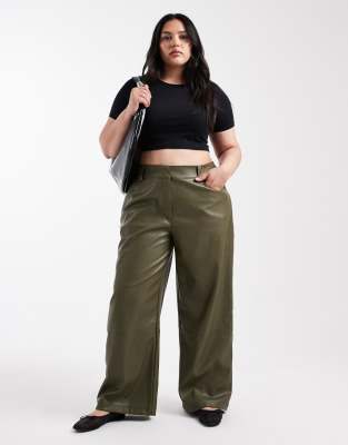Curve - Pantalon taille basse en similicuir coupe masculine - Vert forêt 46