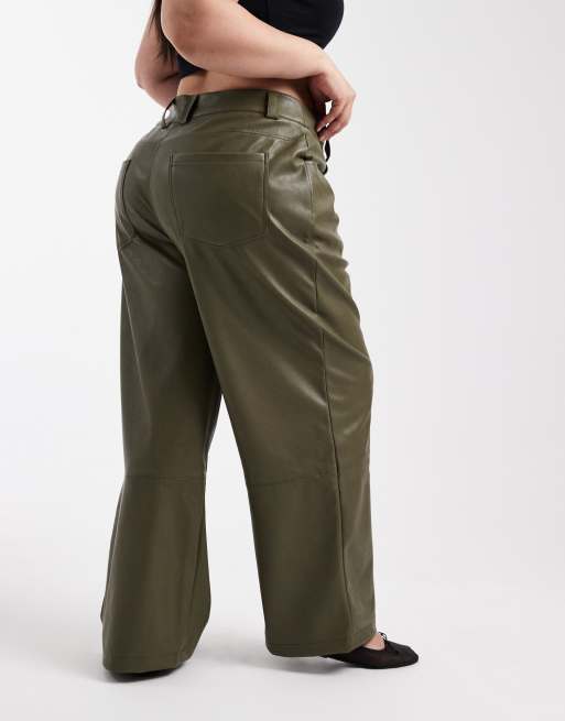 ASOS DESIGN Curve - Pantalon taille basse en similicuir coupe masculine - Vert forêt , 4 de 5
