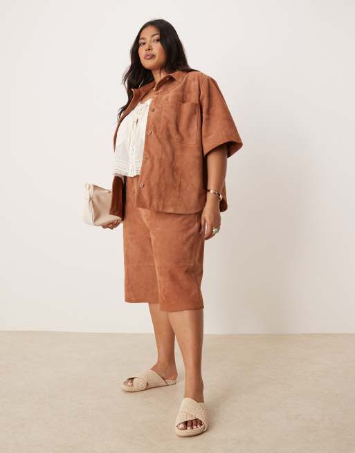 ASOS DESIGN Curve - Pantaloncini bermuda color cuoio in camoscio in coordinato