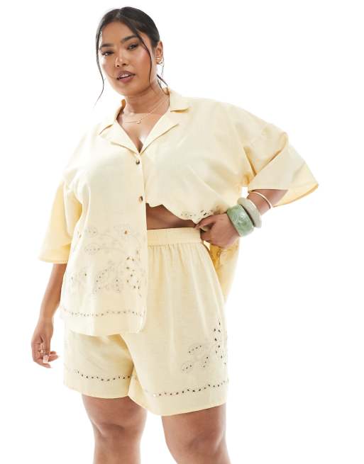 ASOS DESIGN Curve - Pantaloncini color paglia con dettagli in pizzo sangallo in coordinato