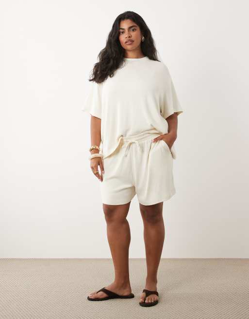 ASOS DESIGN Curve - Coordinato in maglia testurizzata color crema con pantaloncini stile runner e t-shirt oversize, 3 di 3