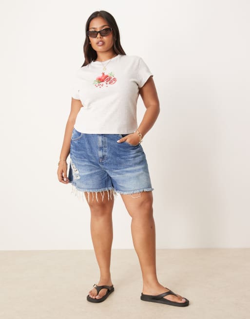 ASOS DESIGN Curve - Pantaloncini di jeans svasati taglio lungo lavaggio scuro con strappi sul fondo