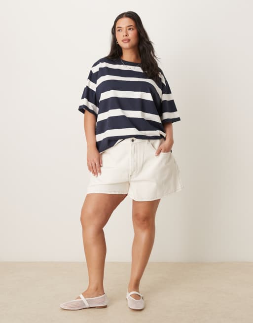 ASOS DESIGN Curve - Pantaloncini di jeans taglio lungo svasati color écru