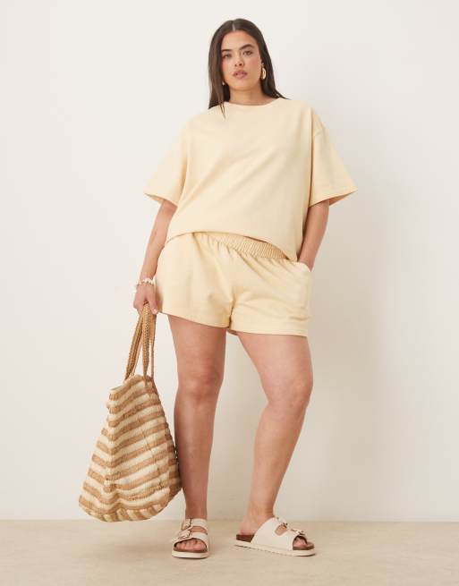 ASOS DESIGN Curve - Pantaloncini felpati color latticello in coordinato