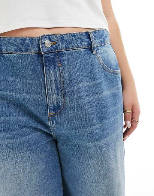 ASOS DESIGN Curve - Pantaloncini in denim larghi taglio lungo blu lavaggio medio, 4 di 5