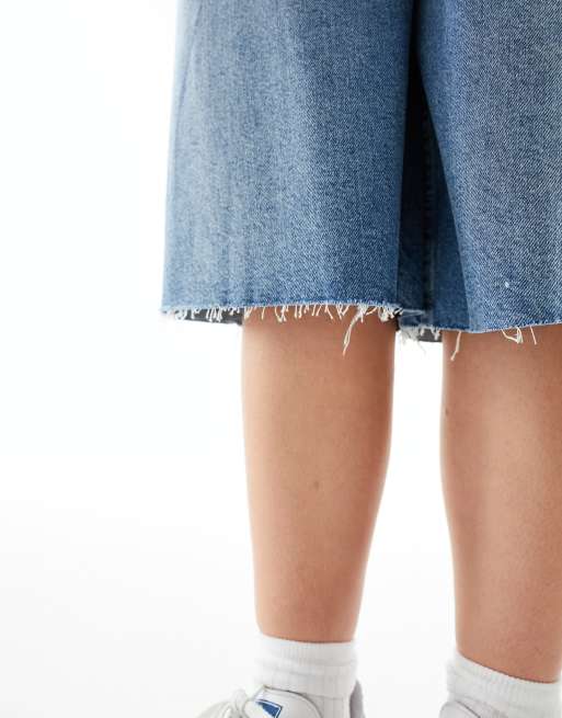 ASOS DESIGN Curve - Pantaloncini in denim larghi taglio lungo blu lavaggio medio, 5 di 5