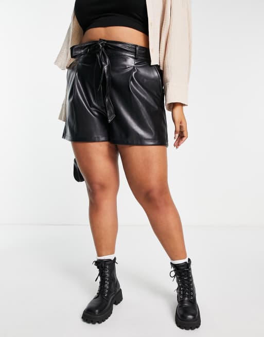 ASOS DESIGN Curve - Pantaloncini in pelle sintetica neri a vita alta, 3 di 4