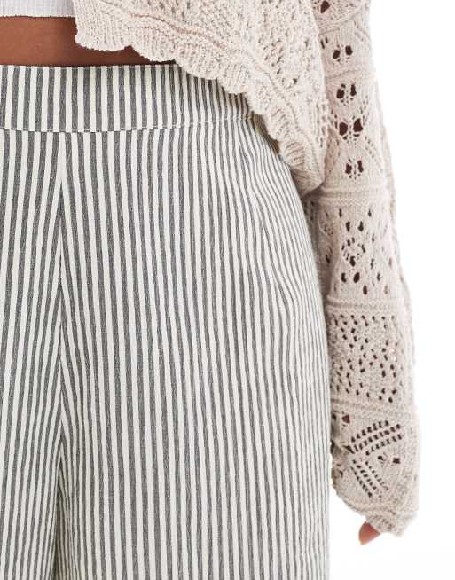 ASOS DESIGN Curve - Pantaloncini svasati testurizzati a righe monocromatiche, 3 di 5