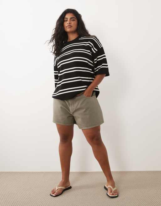ASOS DESIGN Curve - Pantaloncini taglio lungo svasati kaki