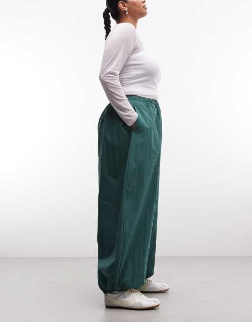 ASOS DESIGN Curve pantalones balloon de mezcla de algodón y nailon sin cierre en verde oscuro, 2 de 5