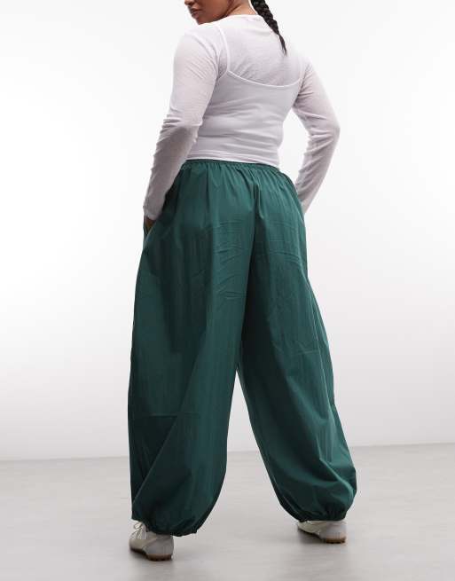 ASOS DESIGN Curve pantalones balloon de mezcla de algodón y nailon sin cierre en verde oscuro, 3 de 5