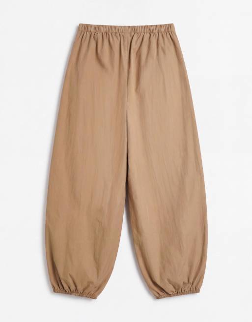 ASOS DESIGN Curve - Pantalones camel sin cierres de corte globo de mezcla de algodón y nailon, 8 de 10