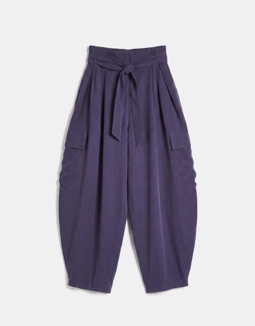 ASOS DESIGN Curve - Pantalones cargo azul marino de corte bombacho con cinturón de tejido suave, 6 de 9