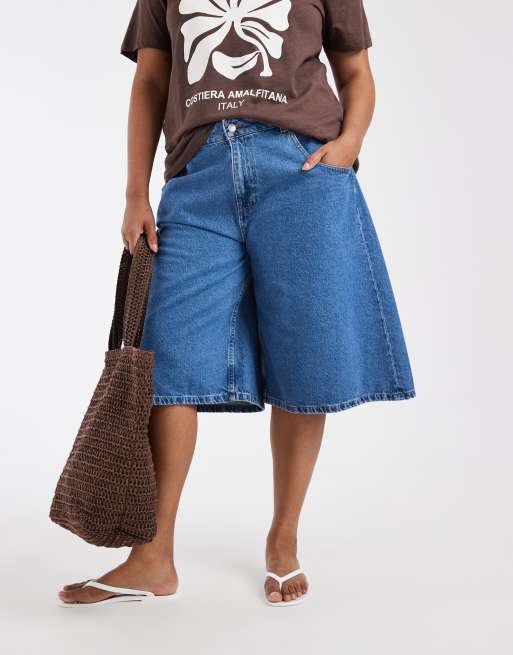 ASOS DESIGN Curve - Pantalones cortos azul medio de corte alargado estilo bermudas, 2 de 5