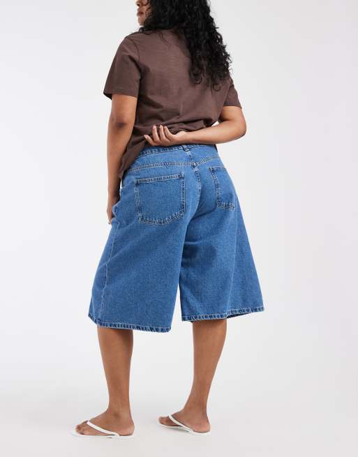 ASOS DESIGN Curve - Pantalones cortos azul medio de corte alargado estilo bermudas, 4 de 5