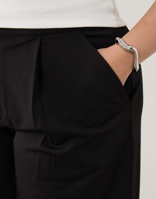 ASOS DESIGN Curve - Pantalones cortos de sastre negros lisos estilo bermudas de sarga, 2 de 5