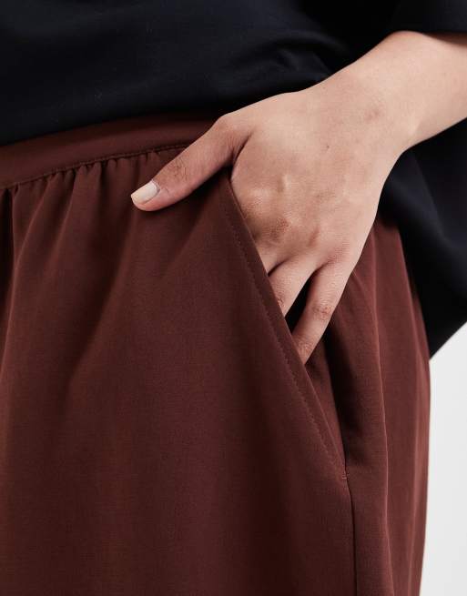 ASOS DESIGN Curve - Pantalones de sastre marrones de corte globo con bajos ajustados (parte de un conjunto), 4 de 5