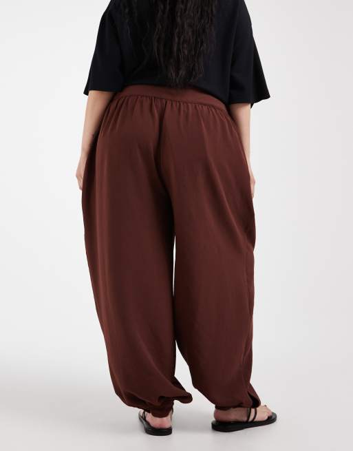 ASOS DESIGN Curve - Pantalones de sastre marrones de corte globo con bajos ajustados (parte de un conjunto), 5 de 5