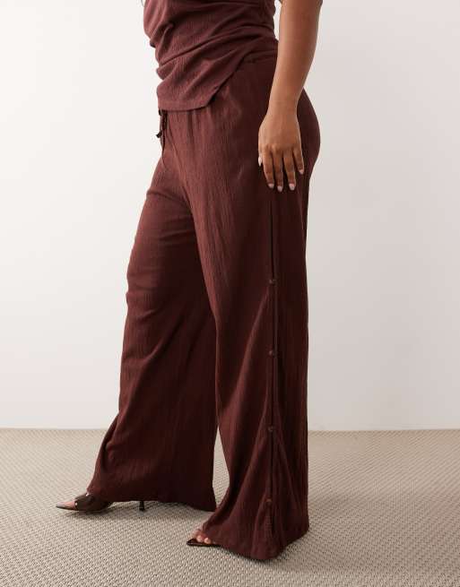 ASOS DESIGN Curve - Pantalones marrón chocolate de pernera ancha de algodón efecto rugoso, 2 de 5