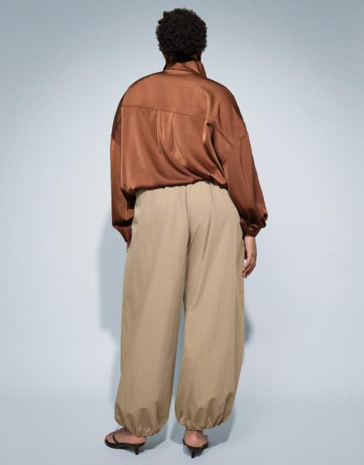 ASOS DESIGN Curve - Pantaloni a palloncino in misto cotone e nylon color cammello, 5 di 7