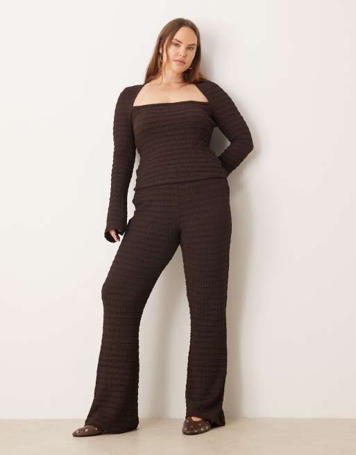 ASOS DESIGN Curve - Pantaloni a zampa a vita alta color cioccolato testurizzato in coordinato