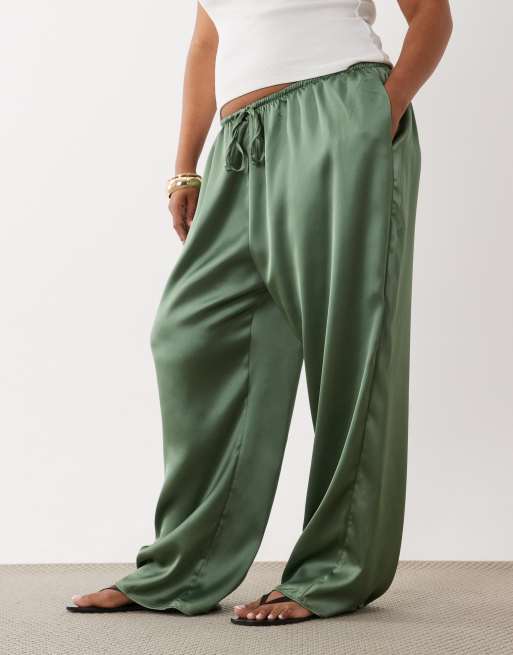ASOS DESIGN Curve pantaloni ampi in raso a vita elastica color kaki, 2 di 5