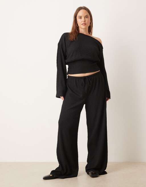 ASOS DESIGN Curve - Pantaloni con fondo ampio neri testurizzati allacciati in vita in coordinato