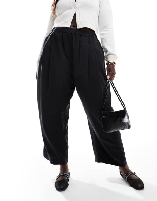 ASOS DESIGN Curve - Pantaloni premium casual nero slavato con dettaglio a pieghe