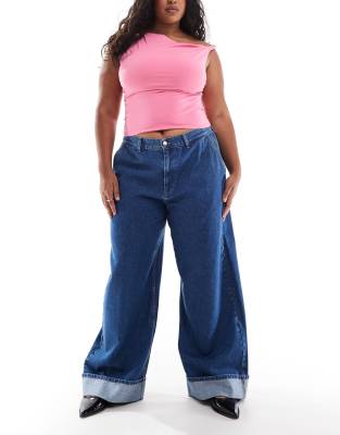 ASOS DESIGN Curve - Parallel-Jeans in klarem Mittelblau mit Umschlag