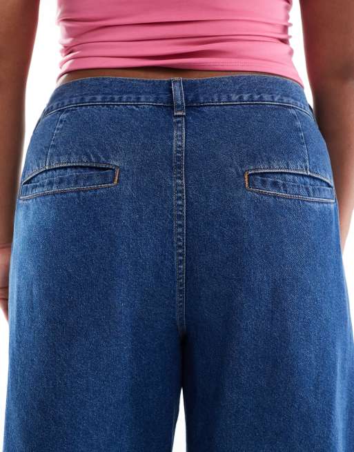 ASOS DESIGN Curve – Parallel-Jeans in klarem Mittelblau mit Umschlag, 4 von 5