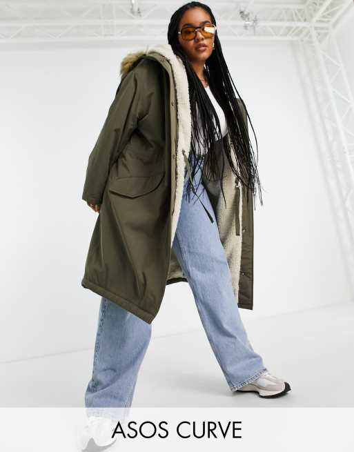 ASOS DESIGN Curve - Parka oversize con fodera in pile borg in verde kaki scuro