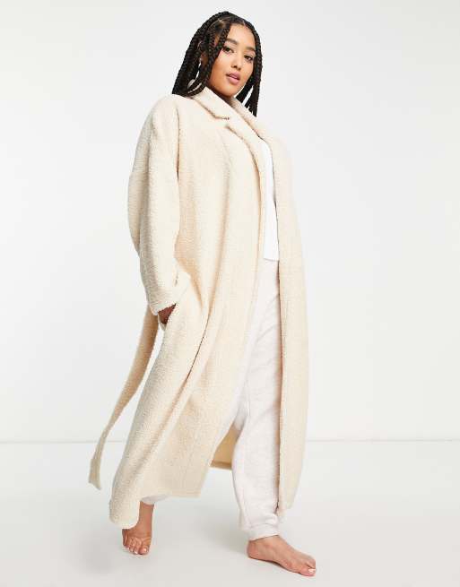 ASOS DESIGN Curve - Peignoir long en imitation peau de mouton - Neutre, 4 de 4