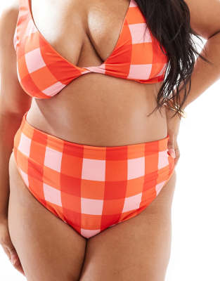 ASOS DESIGN Curve - Picnic - Bikinihose mit hohem Beinausschnitt, hohem Bund und Vichy-Karos-Rot