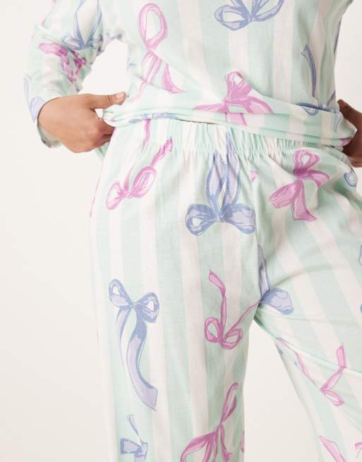ASOS DESIGN Curve - Pigiama blu a righe con stampa di fiocchi composto da pantaloni e top a maniche lunghe, 4 di 4